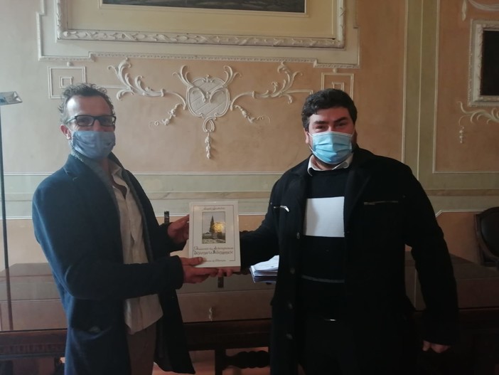 Albenga, un angolo lettura in vico degli Artisti