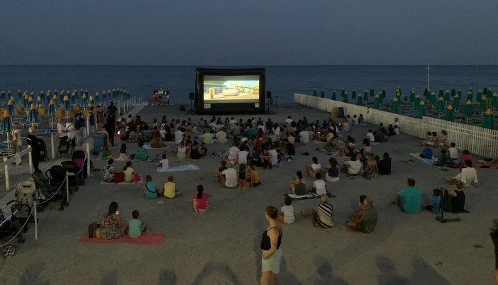 Loano, proseguono con successo le proiezioni del "Cinema in spiaggia" ai Bagni Lampara