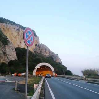 Lavori di manutenzione alla galleria Caprazoppa di Finale: Aurelia a senso unico alternato