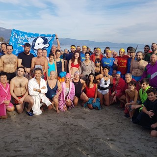 Albenga, oltre 160 coraggiosi per l'11^ edizione del cimento invernale: presente anche il sindaco Cangiano (FOTO e VIDEO)