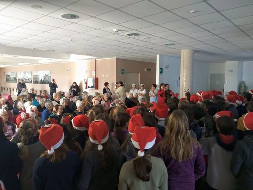 Carcare: presepi e bambini alla Casa dei Nonni