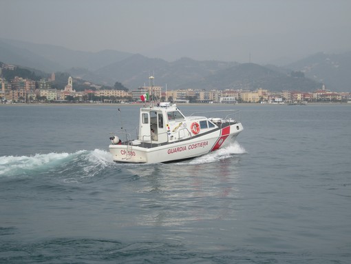 Albenga, reti a maglie troppo piccole. La Capitaneria sequestra gli attrezzi, 4mila euro di multa al peschereccio Albenga, reti a maglie troppo piccole. La Capitaneria sequestra gli attrezzi, 4mila euro di multa al peschereccio