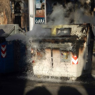 Savona: a fuoco un cassonetto in pieno giorno (foto e filmato)