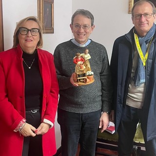Coldiretti e Confartigianato consegnano al vescovo Marino la nuova statuina del presepe Coldiretti e Confartigianato consegnano al vescovo Marino la nuova statuina del presepe