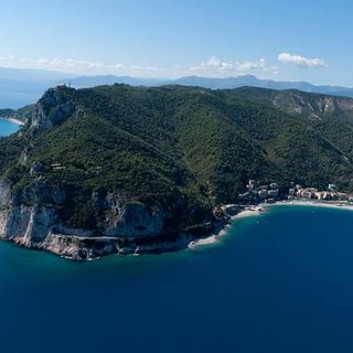Donna cade nella grotta dei falsari a Noli, recuperata dai vigili del fuoco