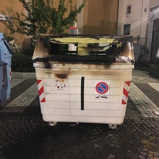Savona, cassonetti della carta in fiamme in via Paleocapa e via Pietro Giuria (FOTO)
