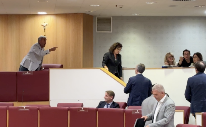 Salta la discussione sul rigassificatore, rissa sfiorata in consiglio regionale: “Mai visto questo livello di indecenza politica” (VIDEO)