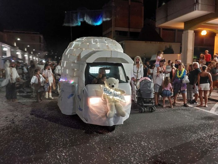 Andora, torna il carnevale estivo; "La notte dei cartoni" con i carri allestiti su Ape Piaggio Andora, torna il carnevale estivo; "La notte dei cartoni" con i carri allestiti su Ape Piaggio