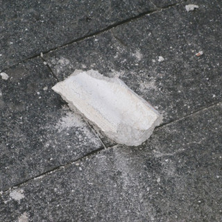 Savona: dalle case di Arte piovono pezzi di cornicione (le foto), e gli imprenditori del cemento piangono miseria