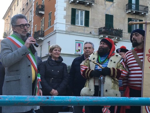 Savona, Cicciolin sbarca alla Torretta: il vice sindaco gli consegna le chiavi della città Savona, Cicciolin sbarca alla Torretta: il vice sindaco gli consegna le chiavi della città