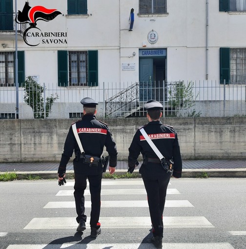 Pubblica video sui social con pistola: giovane indagato, i Carabinieri di Cengio sequestrano due scacciacani