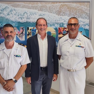 In foto da sinistra il Lgt Np Piero Desantis, il sindaco Mauro Demichelis e il Comandante uscente Zarrillo In foto da sinistra il Lgt Np Piero Desantis, il sindaco Mauro Demichelis e il Comandante uscente Zarrillo