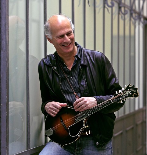 Domenica 6 novembre arriva al Circolo Chapeau di Savona "Mando Mania"