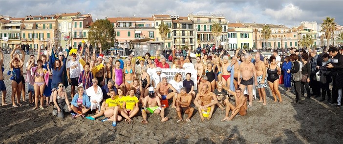 Loano, ai Bagni Solemare e Medusa la 33° edizione del Cimento Invernale di Nuoto Loano, ai Bagni Solemare e Medusa la 33° edizione del Cimento Invernale di Nuoto