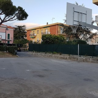 Loano, posizionati i nuovi canestri del campo da basket di via Isonzo