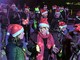 Alassio, la corsa dei Babbi Natale ha colorato e animato la città