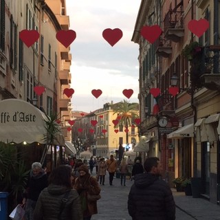 Albenga, 200 cuori nel centro storico con il CIV (FOTO)