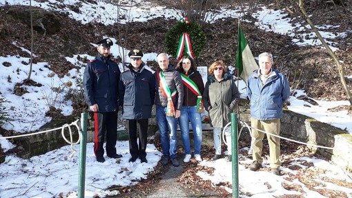 Calice ricorda i partigiani del distaccamento Rebagliati: deposta una corona presso il cippo di Pian dei Corsi Calice ricorda i partigiani del distaccamento Rebagliati: deposta una corona presso il cippo di Pian dei Corsi