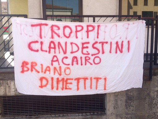 A Cairo protesta contro i profughi: "Troppi clandestini a Cairo, Briano dimettiti"