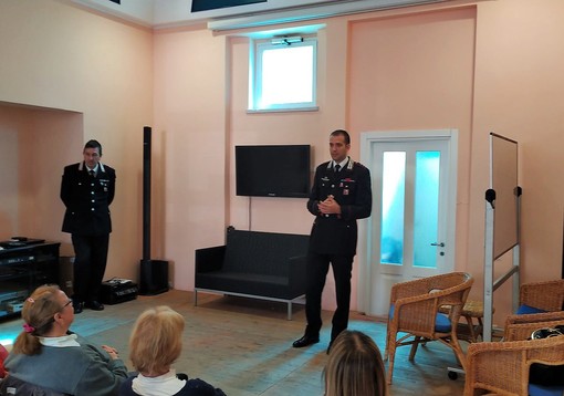 Lotta alle truffe, i carabinieri di Alassio incontrano gli anziani Lotta alle truffe, i carabinieri di Alassio incontrano gli anziani