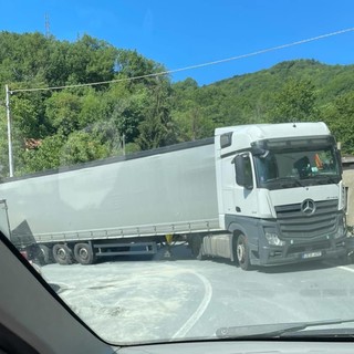 Camion incastrato a Stella Santa Giustina: disagi al traffico lungo la Ss 334 del Sassello (FOTO) Camion incastrato a Stella Santa Giustina: disagi al traffico lungo la Ss 334 del Sassello (FOTO)