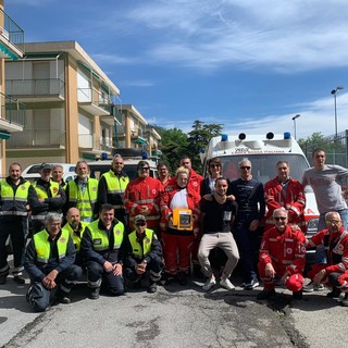 Una toccante cerimonia ha accolto l'arrivo a Toirano dei defibrillatori donati dalla famiglia Donaggio