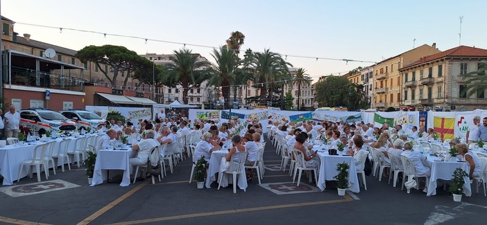 Albenga, oltre 300 persone alla Cena in Bianco per la Croce Bianca: inaugurati una nuova automedica e un defibrillatore Albenga, oltre 300 persone alla Cena in Bianco per la Croce Bianca: inaugurati una nuova automedica e un defibrillatore