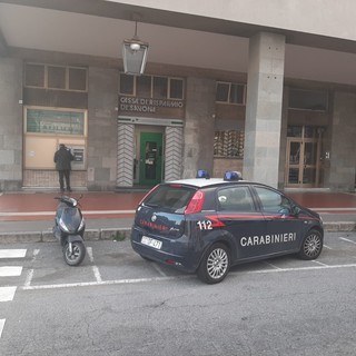 Rapina in banca: presa d'assalto la filiale della Cassa di Risparmio di via Gramsci a Savona