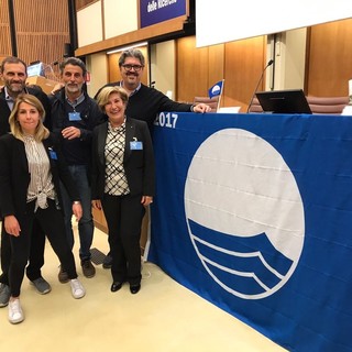 Loano: &quot;Bandiera Blu&quot; alle spiagge e alla marina di Loano