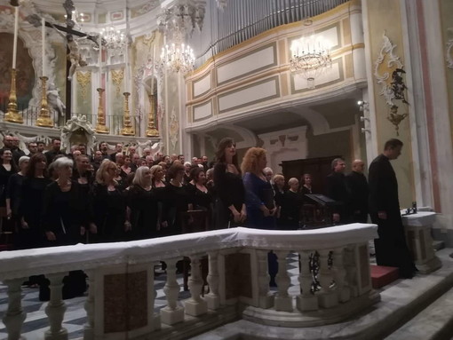 Laigueglia: successo per il Requiem di Mozart eseguito dal coro ‘Musica Nova’ di Sanremo e dal ‘Deo Gloria’ di Laigueglia