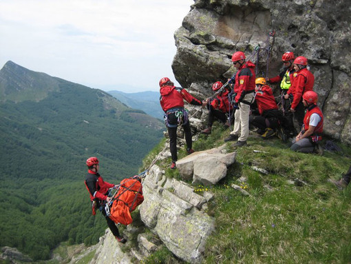 Finale Ligure, climbers in difficoltà, soccorritori in azione