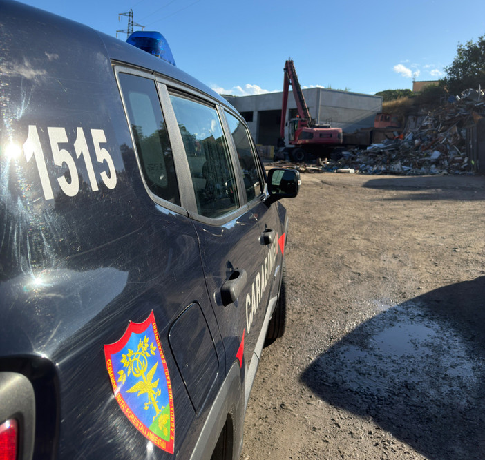 Rifiuti, blitz dei Forestali negli autodemolitori: denunciato un trasportatore Rifiuti, blitz dei Forestali negli autodemolitori: denunciato un trasportatore