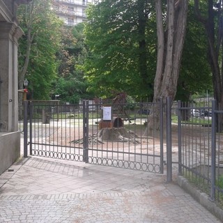 Cairo, chiusura dei giardini di piazza della Vittoria. Il Comune: "Non intendiamo ignorare il potenziale pericolo" Cairo, chiusura dei giardini di piazza della Vittoria. Il Comune: "Non intendiamo ignorare il potenziale pericolo"