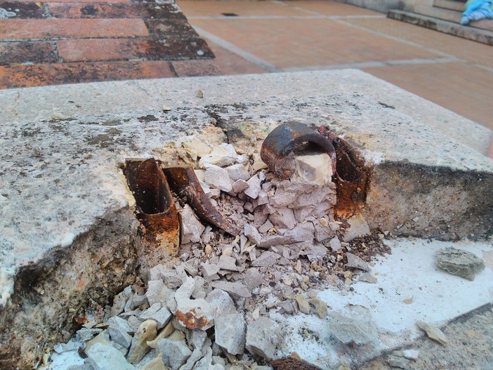 Finale Ligure: divelta la croce in piazzetta Ruffino