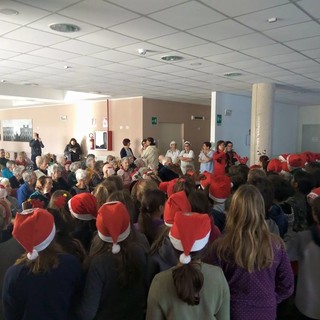 Carcare: presepi e bambini alla Casa dei Nonni