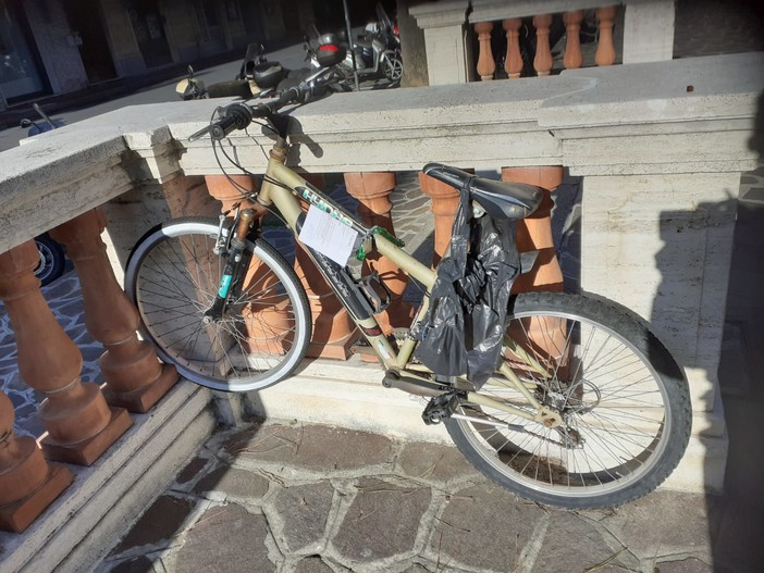 Alassio, rimosse 17 biciclette abbandonate (FOTO) Alassio, rimosse 17 biciclette abbandonate (FOTO)