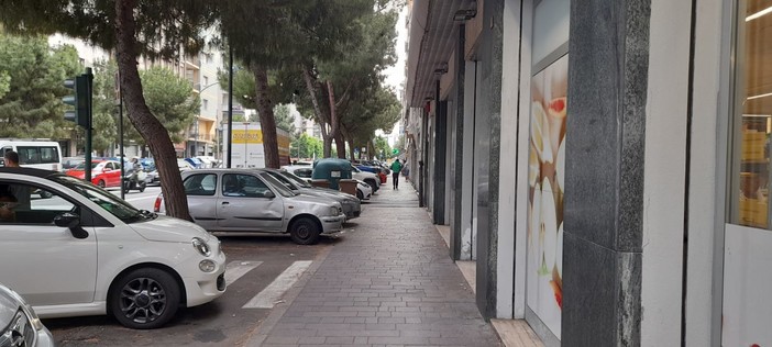Savona, ladro ruba in auto nel cortile di un palazzo in Corso Tardy&Benech: scatta la denuncia Savona, ladro ruba in auto nel cortile di un palazzo in Corso Tardy&Benech: scatta la denuncia