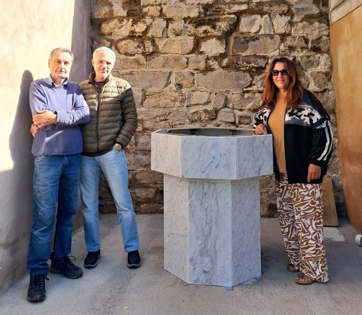 In foto, l'assessore ai Cimiteri Roberta Zucchinetti insieme al funzionario comunale Ing. Luca Corciulo e all'operaio del cimitero di Alassio Roberto Giacinto. In foto, l'assessore ai Cimiteri Roberta Zucchinetti insieme al funzionario comunale Ing. Luca Corciulo e all'operaio del cimitero di Alassio Roberto Giacinto.