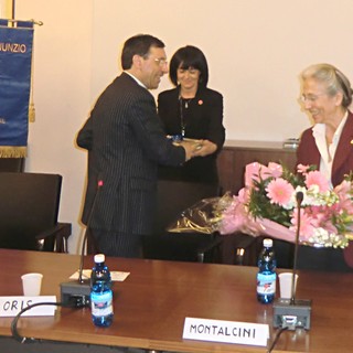 Il sindaco di Andora Floris consegna un omaggio floreale a Pier Levi Montalcini, nipote del Premio Nobel