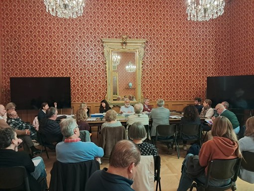 Savona, il porta a porta nella Consulta per la casa. Uppi: "Se qualcuno inciampa in un mastello, chi è responsabile?" Savona, il porta a porta nella Consulta per la casa. Uppi: "Se qualcuno inciampa in un mastello, chi è responsabile?"