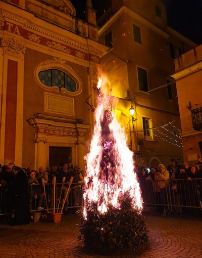 Pietra Ligure, domenica 21 dicembre la tradizionale cerimonia del Confuoco e il premio “Pietrese dell’Anno”