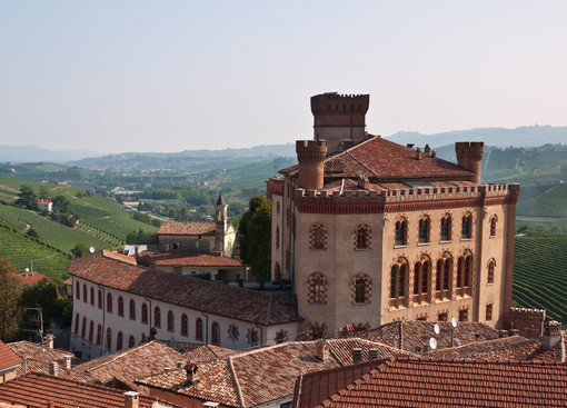 Barolo Fashion Show inaugura la stagione estiva alta moda, arte e solidarietà nel tempio del re dei vini Barolo Fashion Show inaugura la stagione estiva alta moda, arte e solidarietà nel tempio del re dei vini