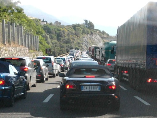 Passate le code in A10, altra classica: il camion che si rovescia dopo Varazze verso Genova Passate le code in A10, altra classica: il camion che si rovescia dopo Varazze verso Genova