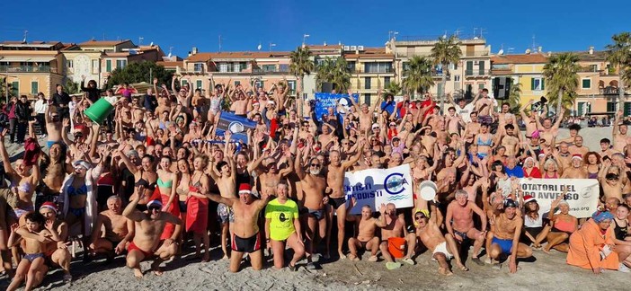 Loano, ai Bagni Lampara la 37^ edizione del Cimento Invernale di Nuoto Loano, ai Bagni Lampara la 37^ edizione del Cimento Invernale di Nuoto