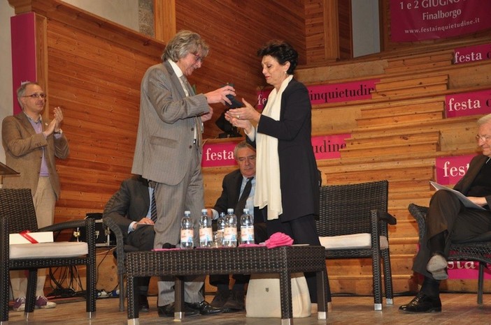 Il momento della consegna della medaglia da parte di Elio Ferraris, presidente del Circolo degli Inquieti (foto Giuliano)