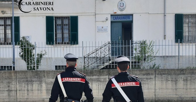 Pubblica video sui social con pistola: giovane indagato, i Carabinieri di Cengio sequestrano due scacciacani