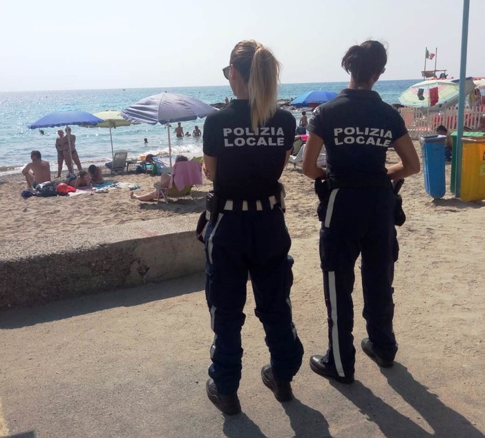 "Spiagge Sicure" a Ceriale: 18 sequestri di merce contraffatta