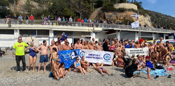 Spotorno, 74 nuotatori al cimento di Pasquetta (FOTO)