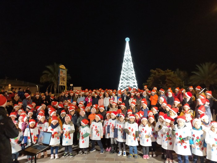 Andora, il coro delle voci bianche delle scuole primarie ha accesso l’albero e le luminarie Andora, il coro delle voci bianche delle scuole primarie ha accesso l’albero e le luminarie