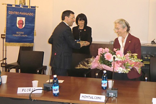 Il sindaco di Andora Floris consegna un omaggio floreale a Pier Levi Montalcini, nipote del Premio Nobel